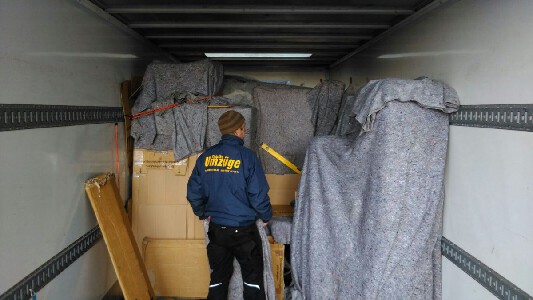 Thietke Umzüge - Beladen eines LKW (20161215)