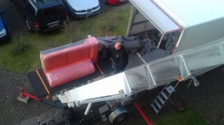 Thietke Umzüge - Beladen eines LKW, rotes Safa (20161215)