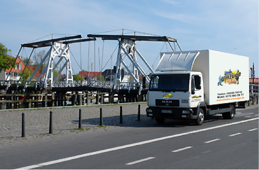 LKW vor Bruecke
